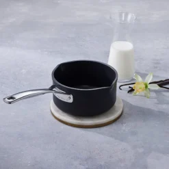 Le Creuset - Steelpan met schenktuitjes 16 cm